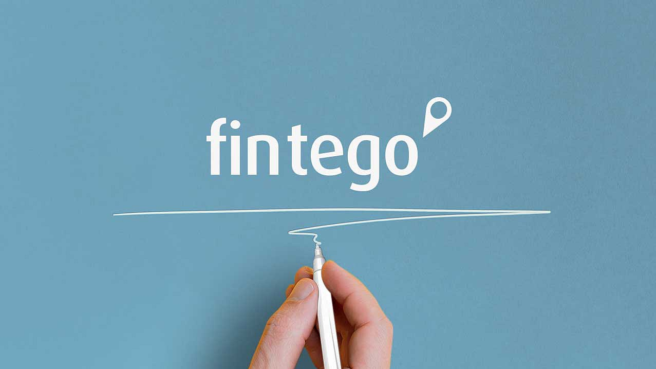 Sparplan und Entnahmeplan Weißes fintego Logo auf blauem Untergrund