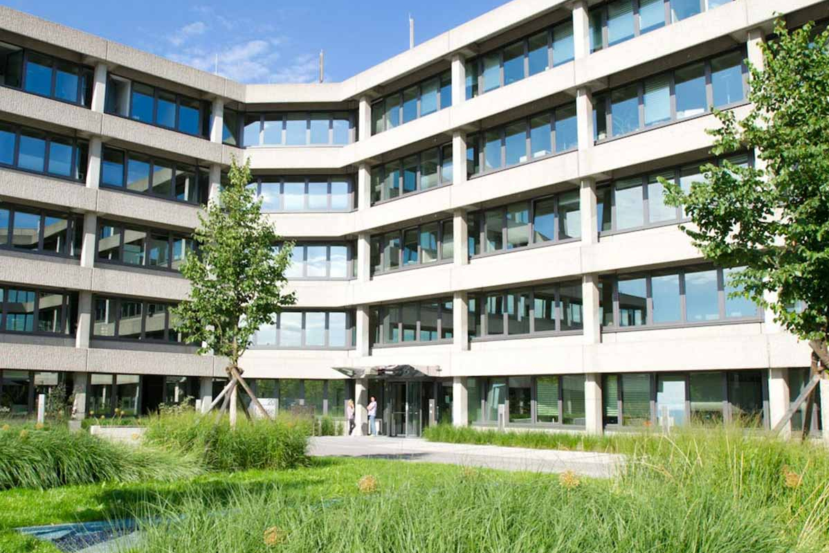 Bürogebäude der FNZ Bank in Aschheim bei München