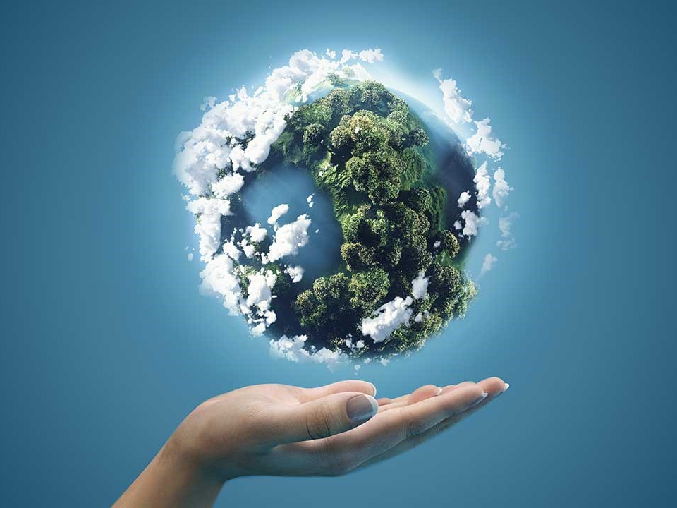 Sicherheitsstandards Globus mit Wäldern, Meeren und Wolken schwebt über einer geöffneten Handfläche