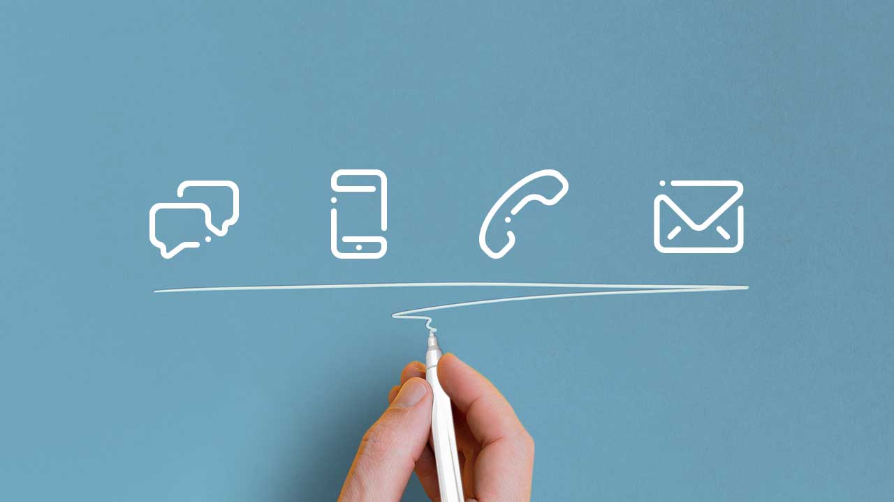 Hand zeichnet unterschiedliche Symbole für Kontakt aufnehmen