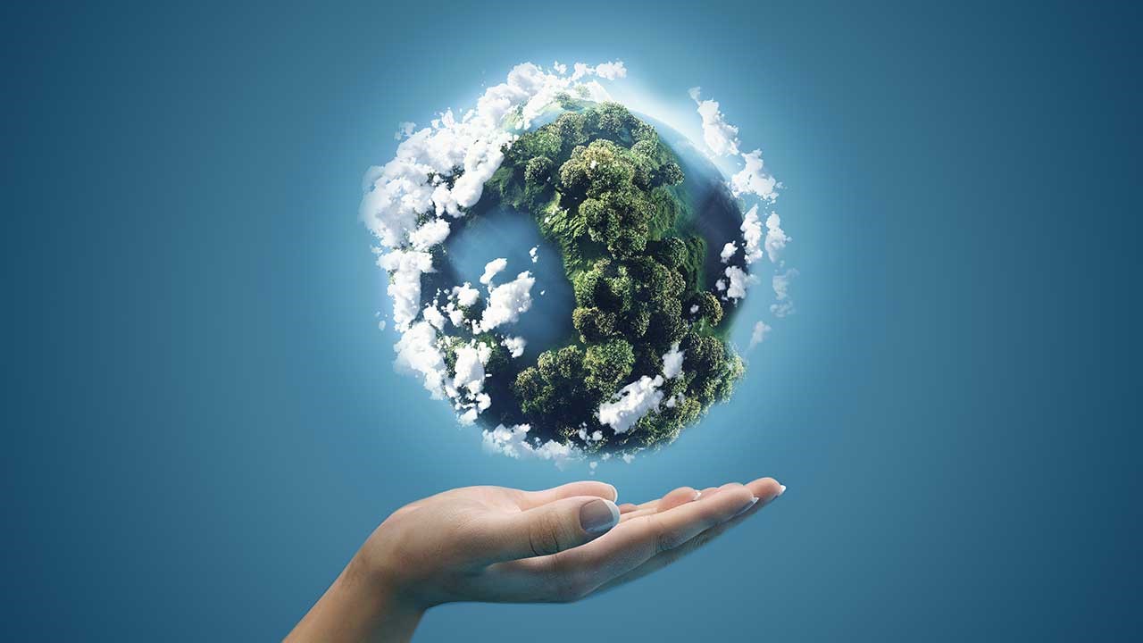 Globus mit Wäldern, Meeren und Wolken schwebt über einer geöffneten Handfläche 